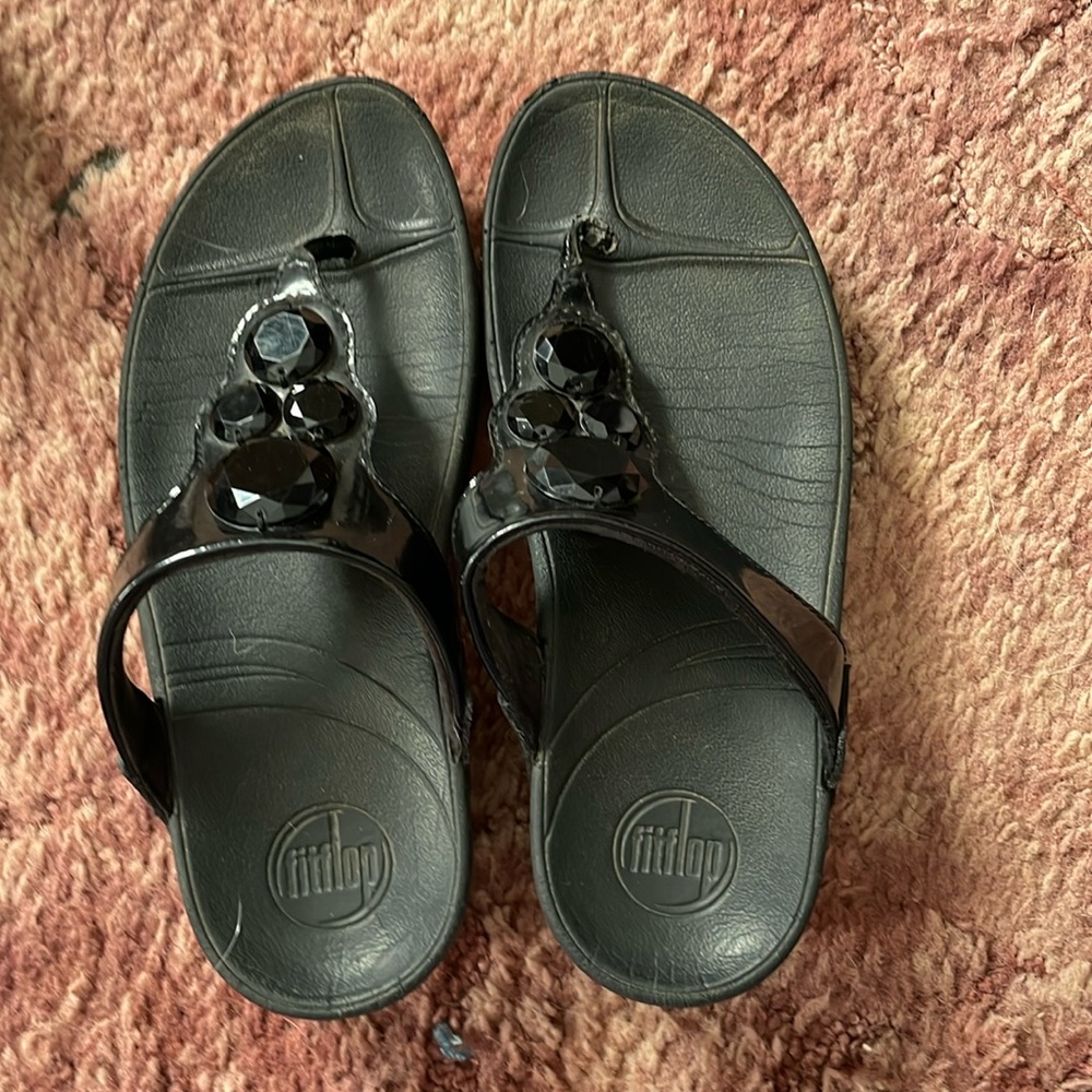 FITFLOP BLACK PATENT LEATHER THONG SANDALS SIZE 5.